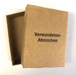 Late war cardboard box for the Wound Badge in Silver
