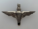WWII Parachute Regiment metal beret badge ANTIQUED