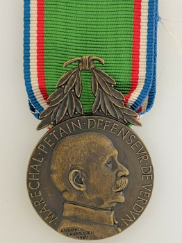 1914 - 1918 French Army WWI Verdun Marshal Petain Lafayette medal with ribbon